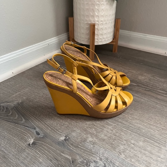 Gianni Bini Yellow Wedges size 8 - Picture 1 of 6